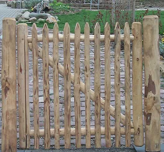Gartentüren aus Kastanienholz | Handwerkliche Qualitätsarbeit