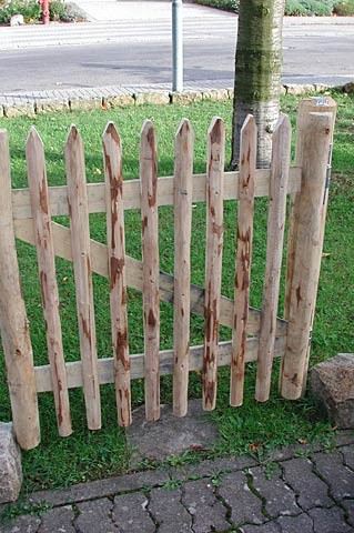 Gartentüren aus Kastanienholz | Einfache rustikale Ausführung